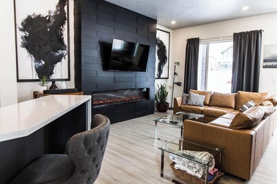 Casa Caswell *Modern, Downtown, Rooftop Patio*