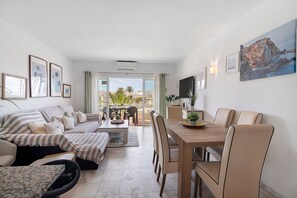 TV - Apartment 'Rose' with Sea View, Wi-Fi and Air Conditioning (Almancil)