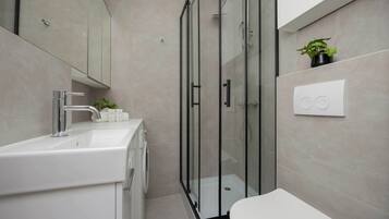 Shower, hair dryer, towels, shampoo