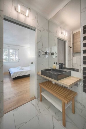 Room - 2-bedroom apartment, terrace, center of Cannes (Cannes)