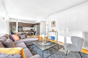 Living area - 2-bedroom apartment, terrace, center of Cannes (Cannes)