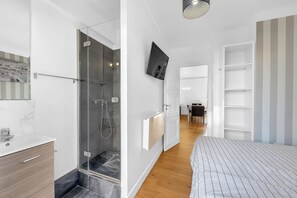 Room - 2-bedroom apartment, terrace, center of Cannes (Cannes)