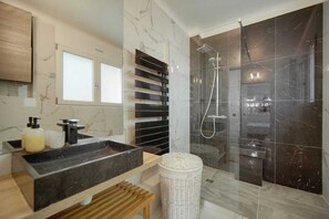 Shower, hair dryer, soap, toilet paper - 2-bedroom apartment, terrace, center of Cannes (Cannes)