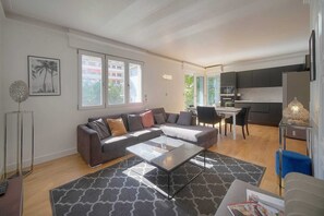 Living area - 2-bedroom apartment, terrace, center of Cannes (Cannes)