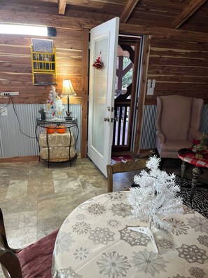 Interior - Tranquil 1-bedroom country house perfect for a peaceful getaway (Russellville)