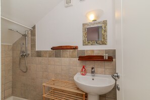 Shower, towels - Apartment 'Villetta Giardino E Piscina' with Shared Pool, Shared Terrace and Air Conditioning (Loiri Porto San Paolo)