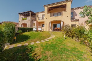 Exterior - Apartment 'Villetta Giardino E Piscina' with Shared Pool, Shared Terrace and Air Conditioning (Loiri Porto San Paolo)