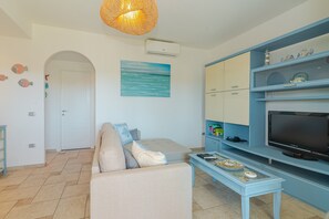 TV - Apartment 'Villetta Giardino E Piscina' with Shared Pool, Shared Terrace and Air Conditioning (Loiri Porto San Paolo)