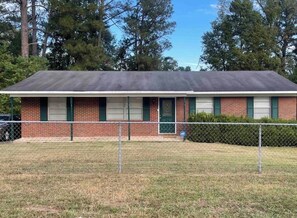 Exterior - The Green House- Spacious 3-bedroom house in quaint Columbus with AC (Columbus)