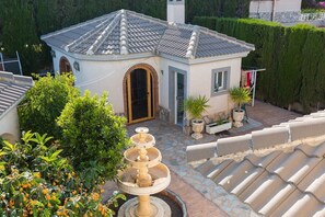 A small, single-story building with a tiled roof and a central arched doorway. - Fidalsa White House Premium (Mutxamel)