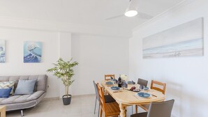 A dining area with a wooden table, chairs, and a potted plant. - Feel at Home by Fidalsa (Torrevieja)