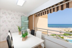 A balcony with a view of the beach and ocean. - Fidalsa Bella Vista Junto al mar (El Campello)