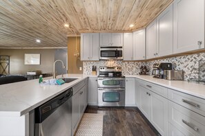 Fridge, microwave, oven, stovetop - Summerset House - Waterfront with martini deck (Gravois Mills)