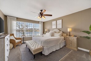 3 bedrooms, free WiFi, bed sheets - Summerset House - Waterfront with martini deck (Gravois Mills)