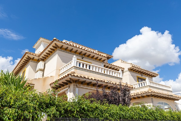 A multi-story building with balconies, a flat roof, and a clear blue sky. - Honey Life Villa by Fidalsa (Orihuela)