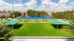 A courtyard with a ping pong table, a small pool, and exercise equipment. - Fidalsa Summer Breeze (Orihuela)