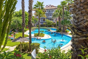 Una piscina al aire libre de temporada