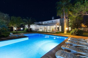 Vila (Multiple Bedrooms) | Parte interna