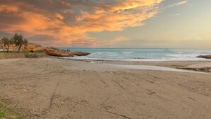A beach with a rocky outcrop and a clear view of the ocean. - Fidalsa Mediterranean Beachfront (Orihuela)