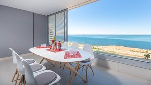 A modern dining area with a view of the sea. - Fidalsa Paradise Sea Punta Prima (Torrevieja)