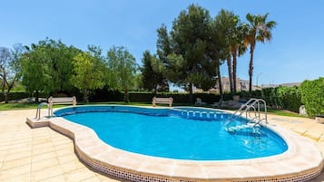 Una piscina al aire libre