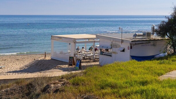 A beachside restaurant with outdoor seating, overlooking the ocean. - Happiness Corner by Fidalsa (Pilar de la Horadada)