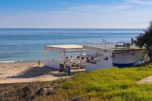 Un restaurante frente al mar con terraza.