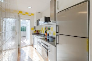 Una cocina moderna con un refrigerador Siemens, un microondas y un horno empotrado.