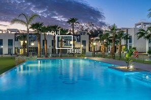 A modern hotel with a swimming pool, palm trees, and a clear sky. - Laguna Dream by Fidalsa (Guardamar del Segura)
