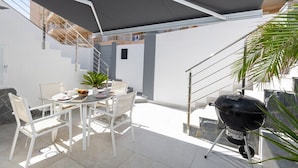 A patio with a table, chairs, a grill, and a staircase. - Ocean Blue Eyes by Fidalsa (Guardamar del Segura)