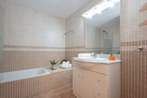 Interior - Golden Coast Retreat by Fidalsa (Creixell)