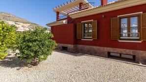 A red building with a gravel driveway, wooden shutters, and a pergola. - Beautiful Bay Views by Fidalsa (Finestrat)
