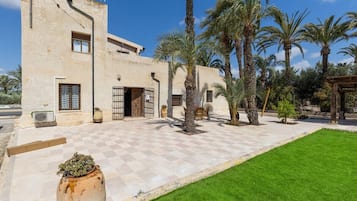 Villa (4 Bedrooms) | Interior