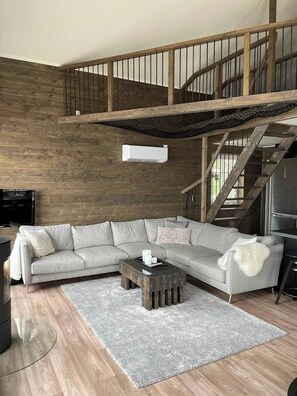 House, 3 Bedrooms, Balcony | Living room