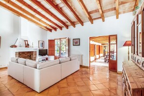 TV - Villa 'Martorell' with Private Pool, Wi-Fi and Air Conditioning (Illes Balears)