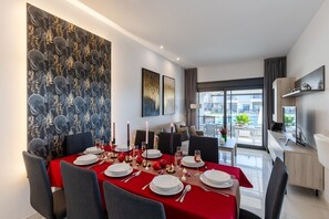 A dining area with a red tablecloth, white plates, and candles. - Laguna Rocher by Fidalsa (Guardamar del Segura)