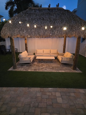 Terrace/patio - Spacious 4-bedroom home, W/Kings, 32ft Dock, Tiki, & Pool in beautiful Marathon (Marathon)