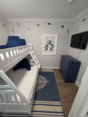 Room - Spacious 4-bedroom home, W/Kings, 32ft Dock, Tiki, & Pool in beautiful Marathon (Marathon)