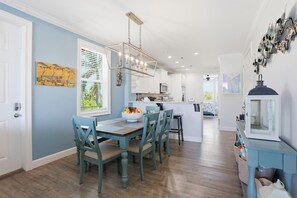 Dining - Fisherman's Dream 4/3 w/Kings & Bunk, 32' dock, pool, tiki, bikes, paddle boards (Marathon)
