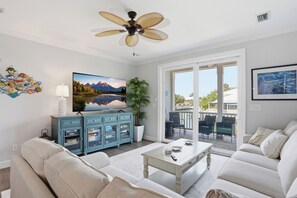 Smart TV, books - Fisherman's Dream 4/3 w/Kings & Bunk, 32' dock, pool, tiki, bikes, paddle boards (Marathon)