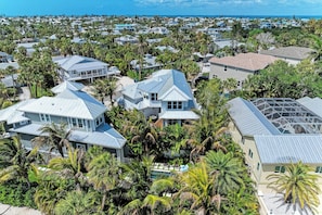 Un quartier résidentiel où les maisons sont entourées de palmiers et offre une vue dégagée sur l’océan.