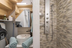 Dusche, Haartrockner, Handtücher