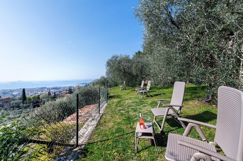 Bed and Breakfast 'Giardini Di Corte - Dalia' with Lake View, Wi-Fi and Air Conditioning