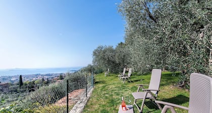 Bed and Breakfast 'Giardini Di Corte - Dalia' with Lake View, Wi-Fi and Air Conditioning