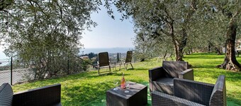 Bed and Breakfast 'Giardini Di Corte - Dalia' with Lake View, Wi-Fi and Air Conditioning