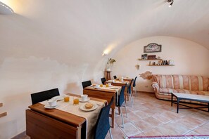 Dining - Bed and Breakfast 'Giardini Di Corte - Dalia' with Lake View, Wi-Fi and Air Conditioning (Toscolano Maderno)