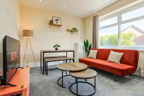 TV, offices - Modern 3BR Manchester Stay with Parking & WiFi (Manchester)