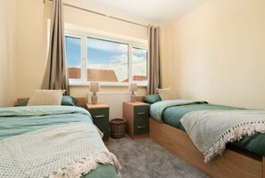 3 bedrooms, iron/ironing board, WiFi, bed sheets - Modern 3BR Manchester Stay with Parking & WiFi (Manchester)