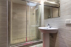 Shower, hair dryer, towels - Holiday Home "Formosa" with Pool, Wi-Fi, Air Conditioning & Garden (Cala de Sant Vicenç)