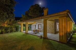 Outdoor dining - Holiday Home "Formosa" with Pool, Wi-Fi, Air Conditioning & Garden (Cala de Sant Vicenç)